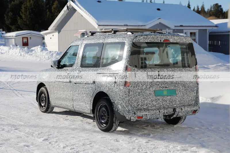 La nueva generación de la Ford Tourneo Courier cazada más destapada