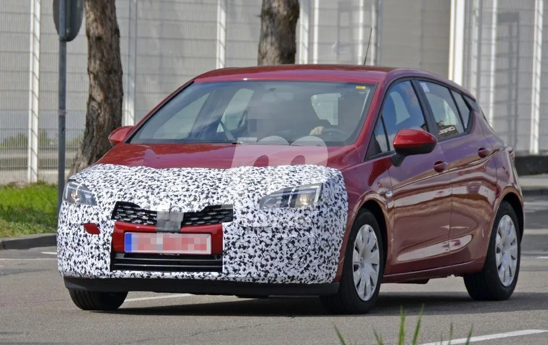 El lavado de cara del Opel Astra, cada vez más cerca luciendo nuevos detalles