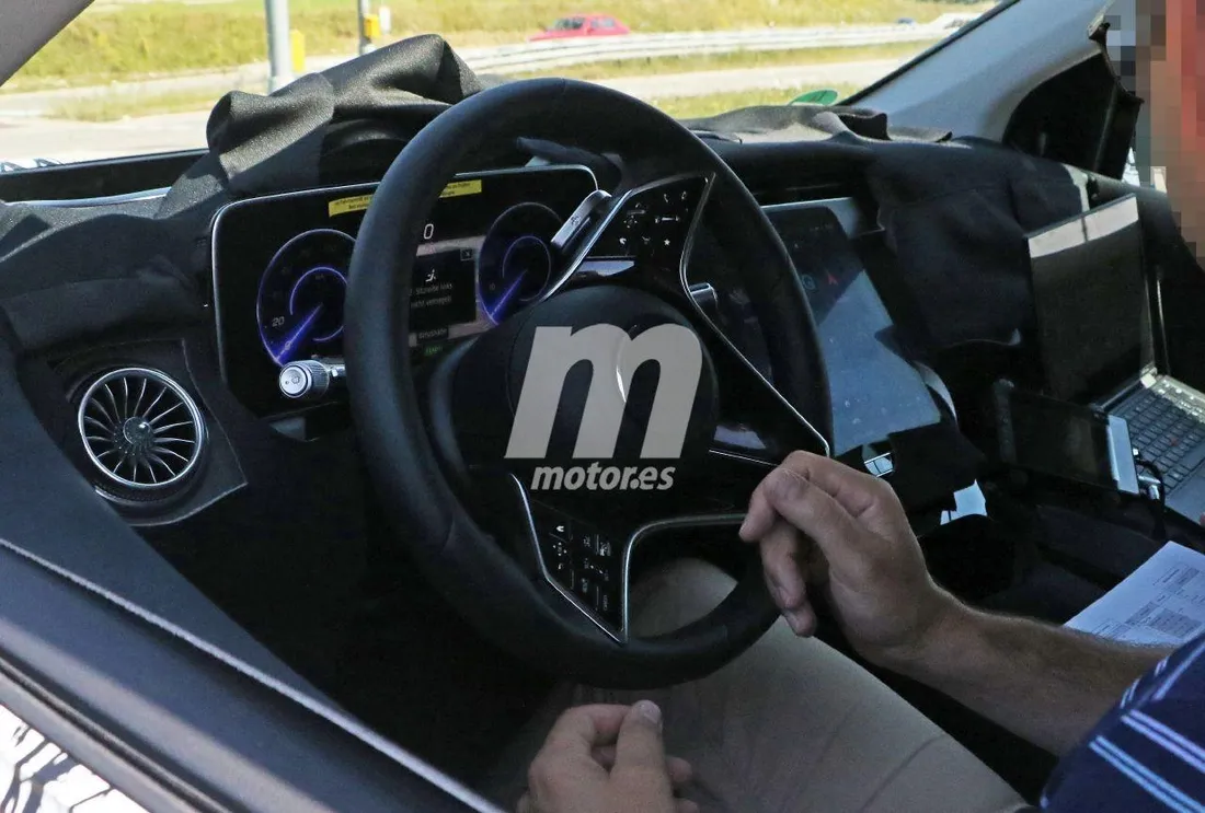 Nuevas fotos espía desvelan el interior de producción del Mercedes EQS SUV 2022