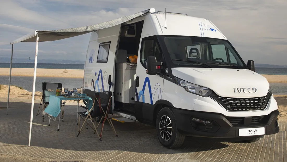 La Iveco Daily se convierte en furgoneta camper con cocina, baño, salón y  dormitorio hasta para cuatro