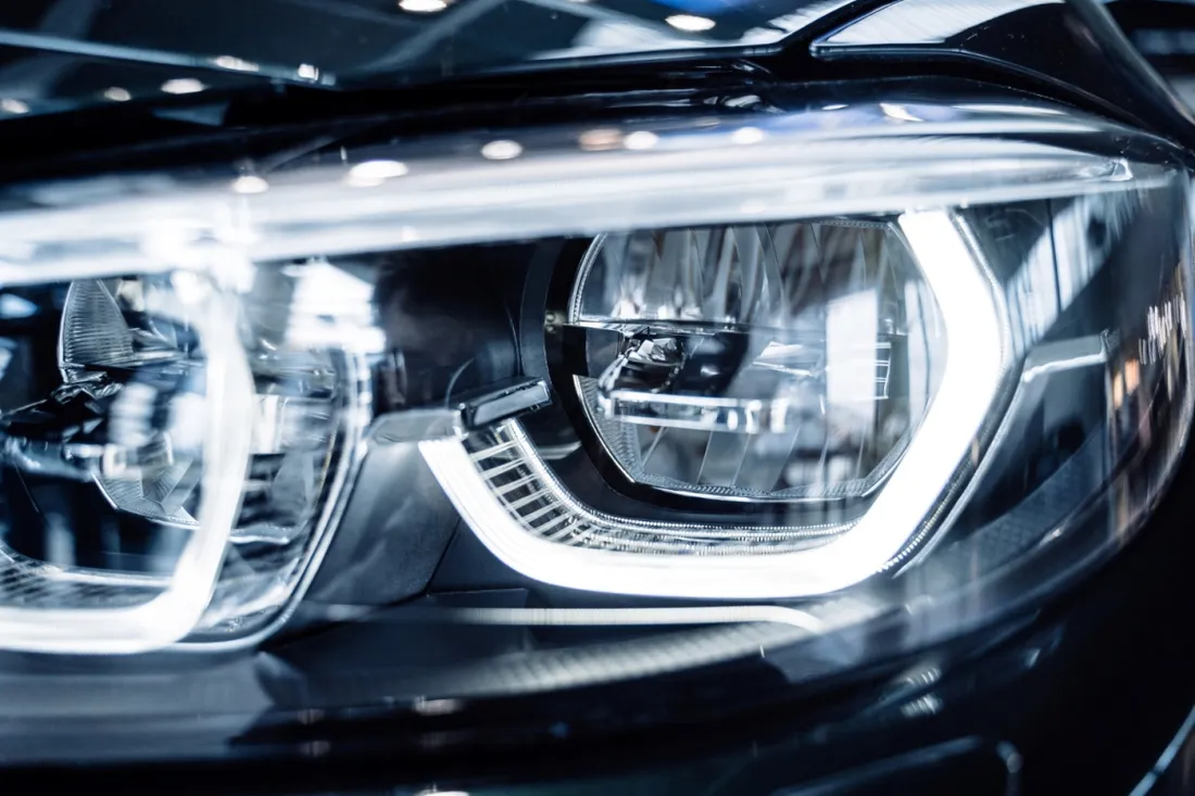 No busques luces LED homologadas para tu coche con halógenos