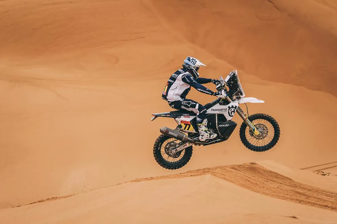 Luciano Benavides dibuja el 'efecto boomerang' del Dakar y gana la undécima etapa en motos