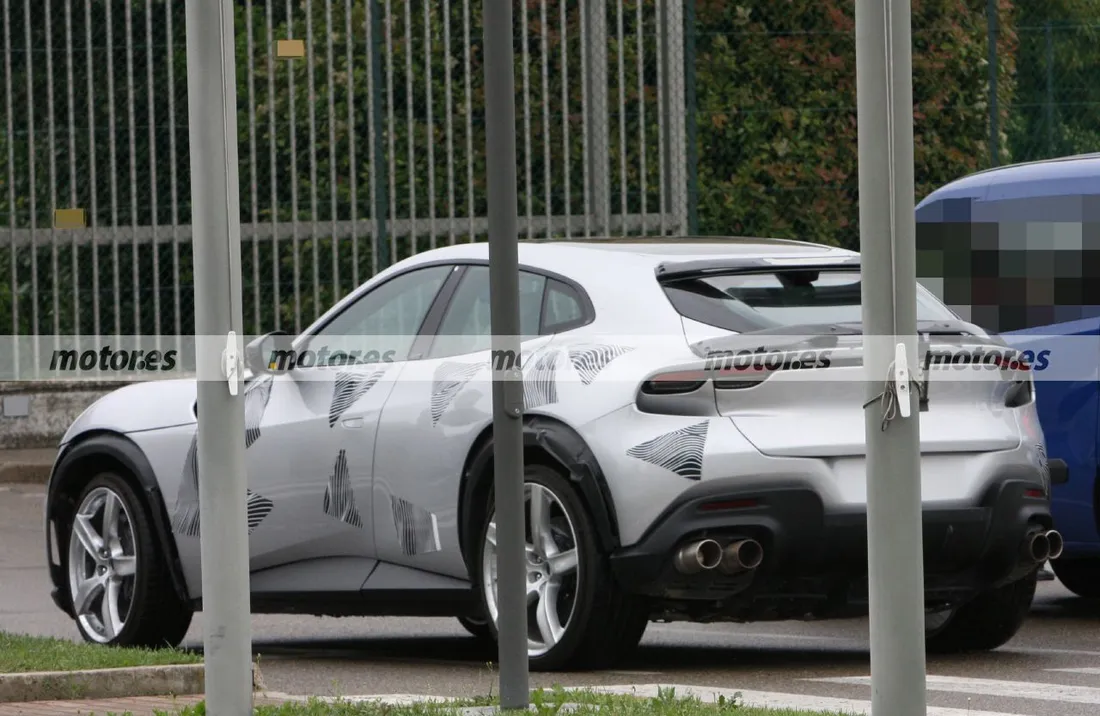 El Ferrari Purosangue vuelve a las pruebas, estas fotos espía muestran un par de detalles muy sugerentes en el SUV deportivo italiano