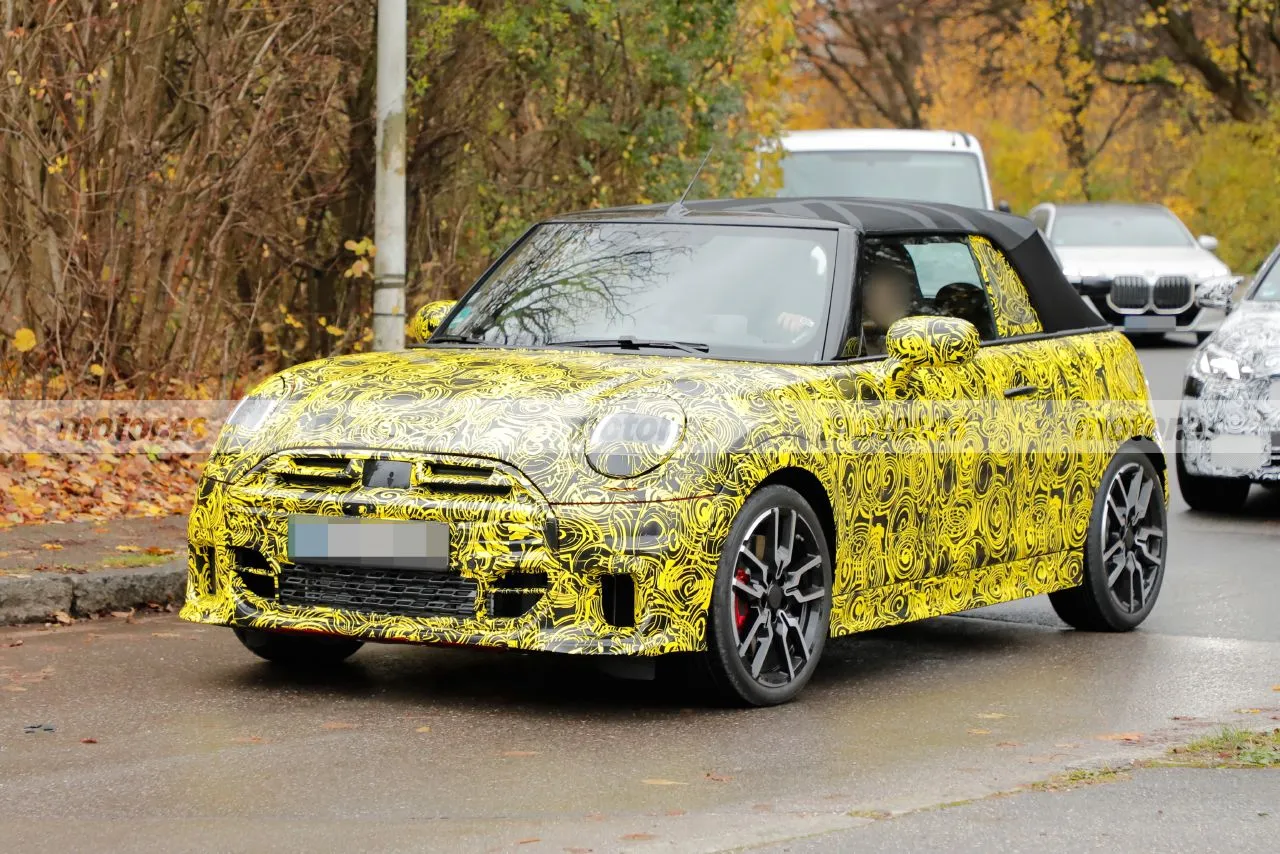 https://cdn-images.motor.es/image/m/1280w.webp/fotos-noticias/2023/12/mini-john-cooper-works-cabrio-2025-fotos-espia-202399303-1703072003_4.jpg