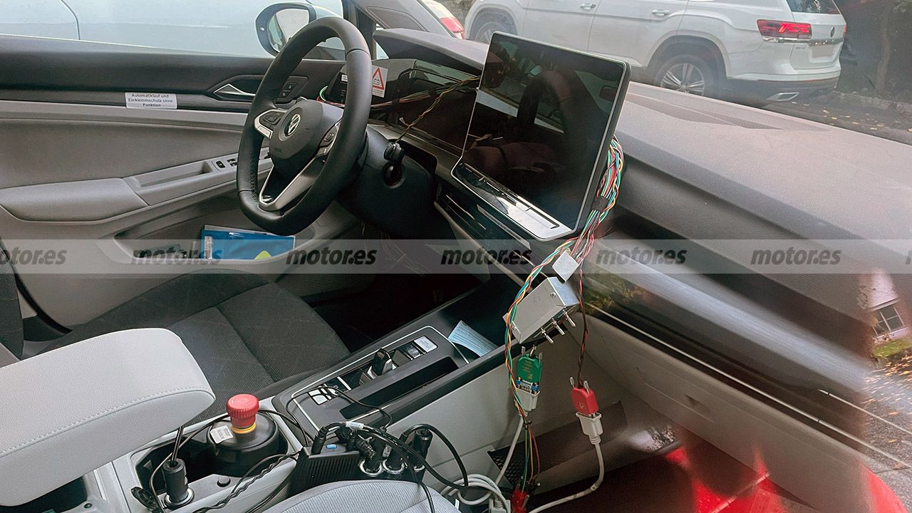 volkswagen-golf-2024-interior-fotos-espia-202290085-1664359341_2.jpg