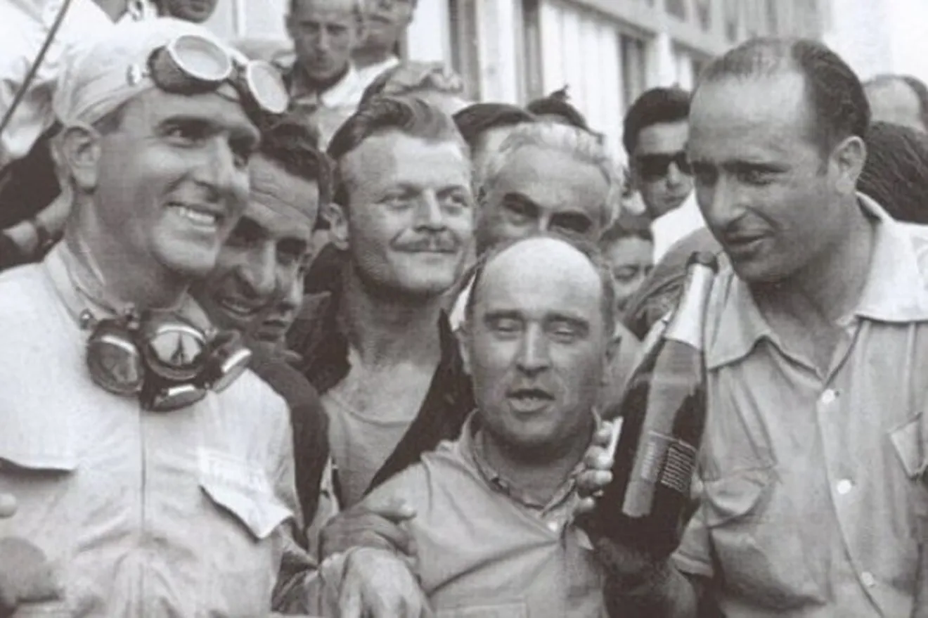 Juan Manuel Fangio celebrando su victoria en el Gran Premio de Francia con el tradicional champagne