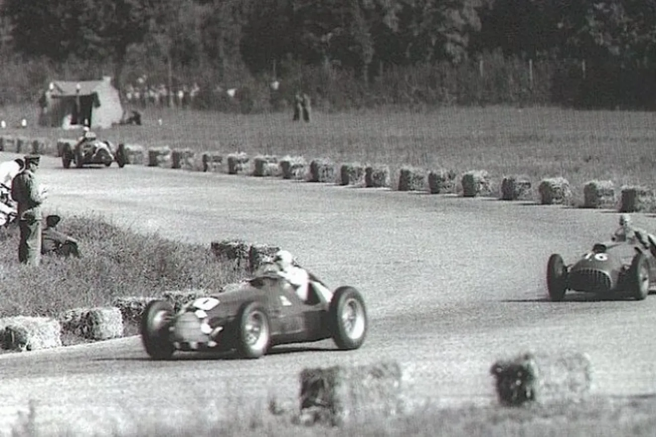 Alberto Ascari presionando a Nino Farina durante el Gran Premio de Italia.