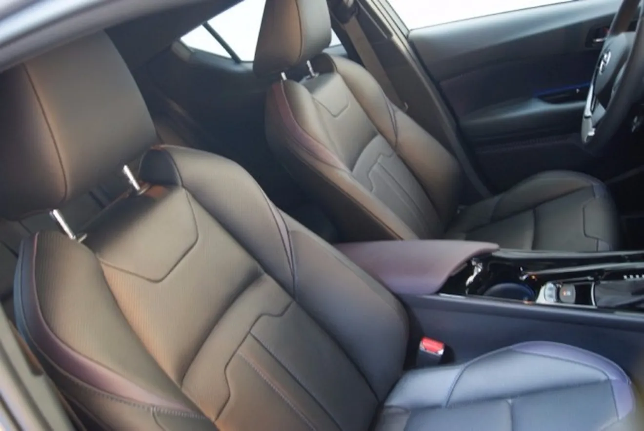 Toyota C-HR - interior