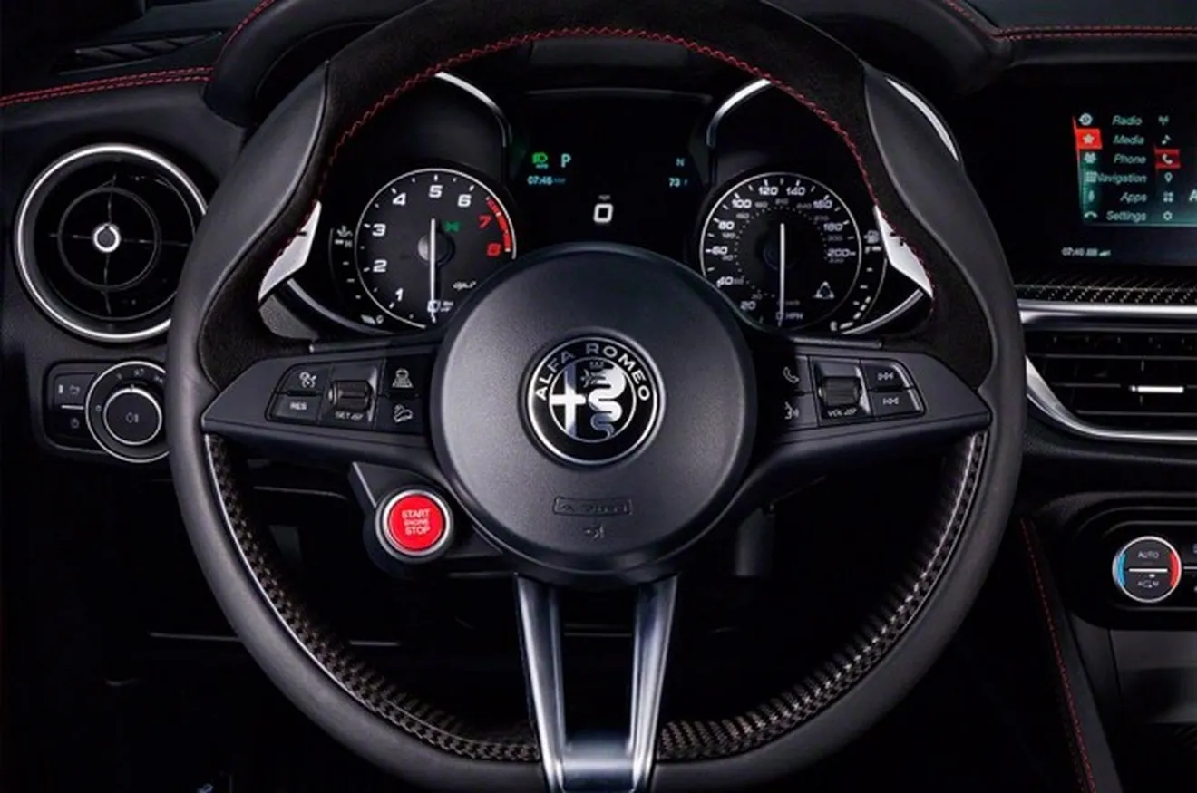 Alfa Romeo Stelvio Quadrifoglio - interior