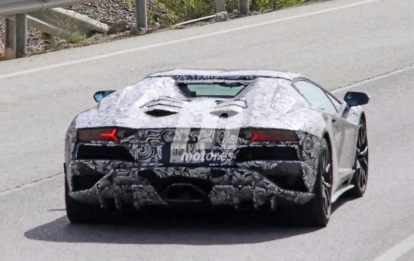 Lamborghini Aventador Roadster 2018 - foto espía posterior