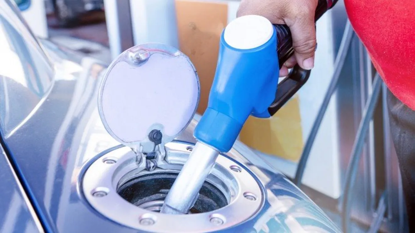 Blue gasoline: qué es y qué motores pueden usarla