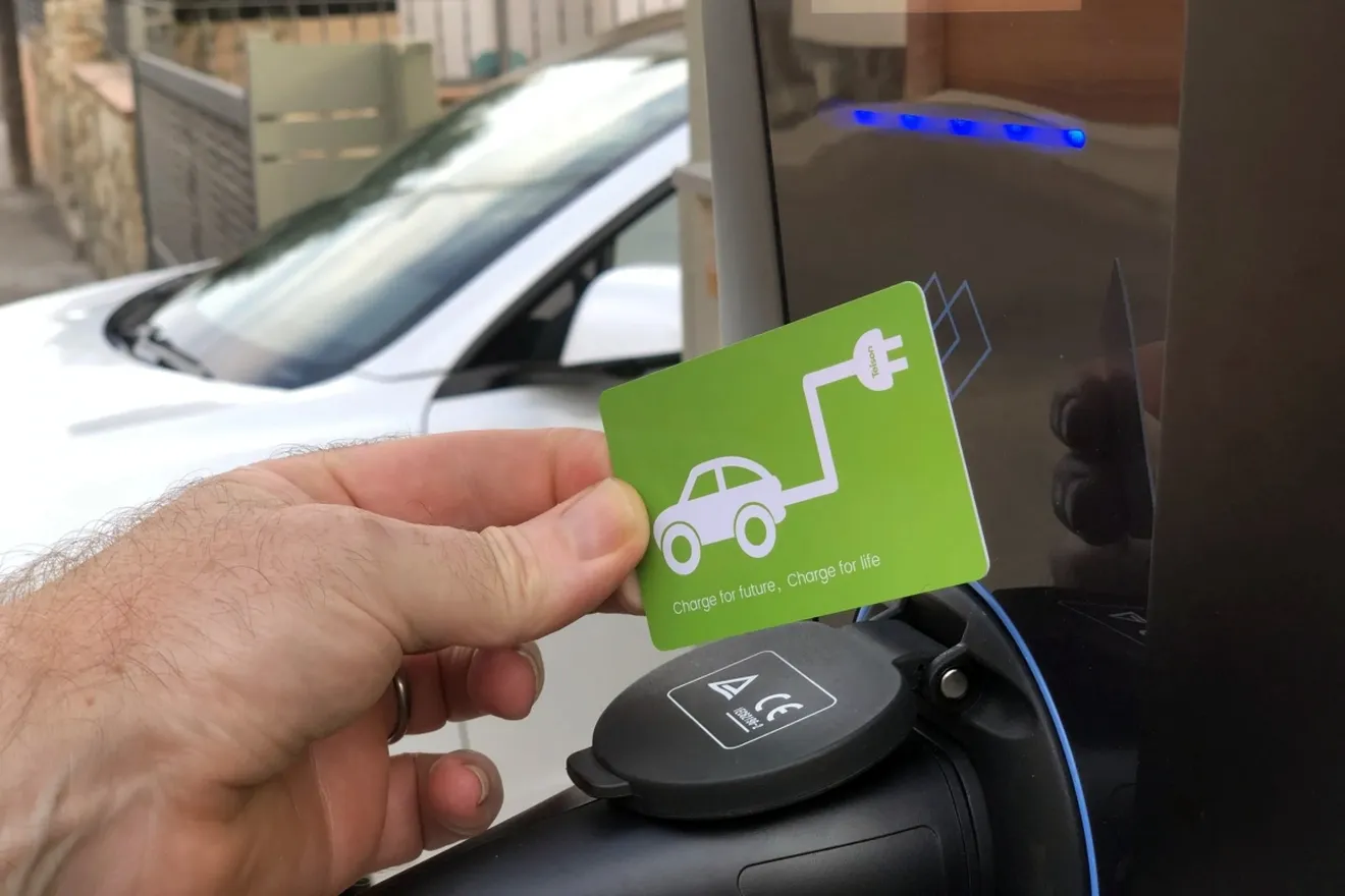 Tarjeta RFID para coche eléctrico: qué es, cómo se usa y dónde se solicita