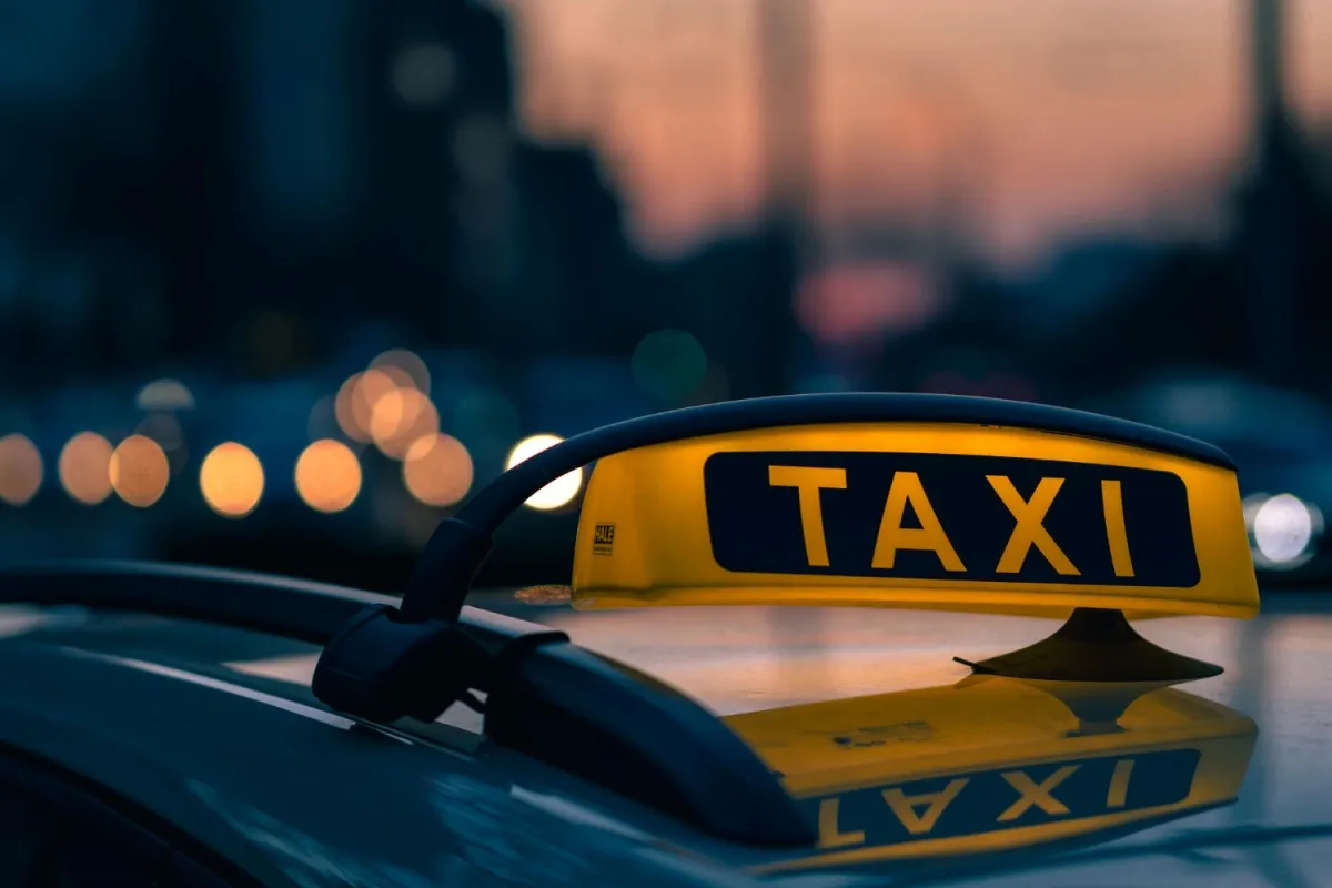 Qué es un taxi, cuál es su historia y de dónde viene su nombre