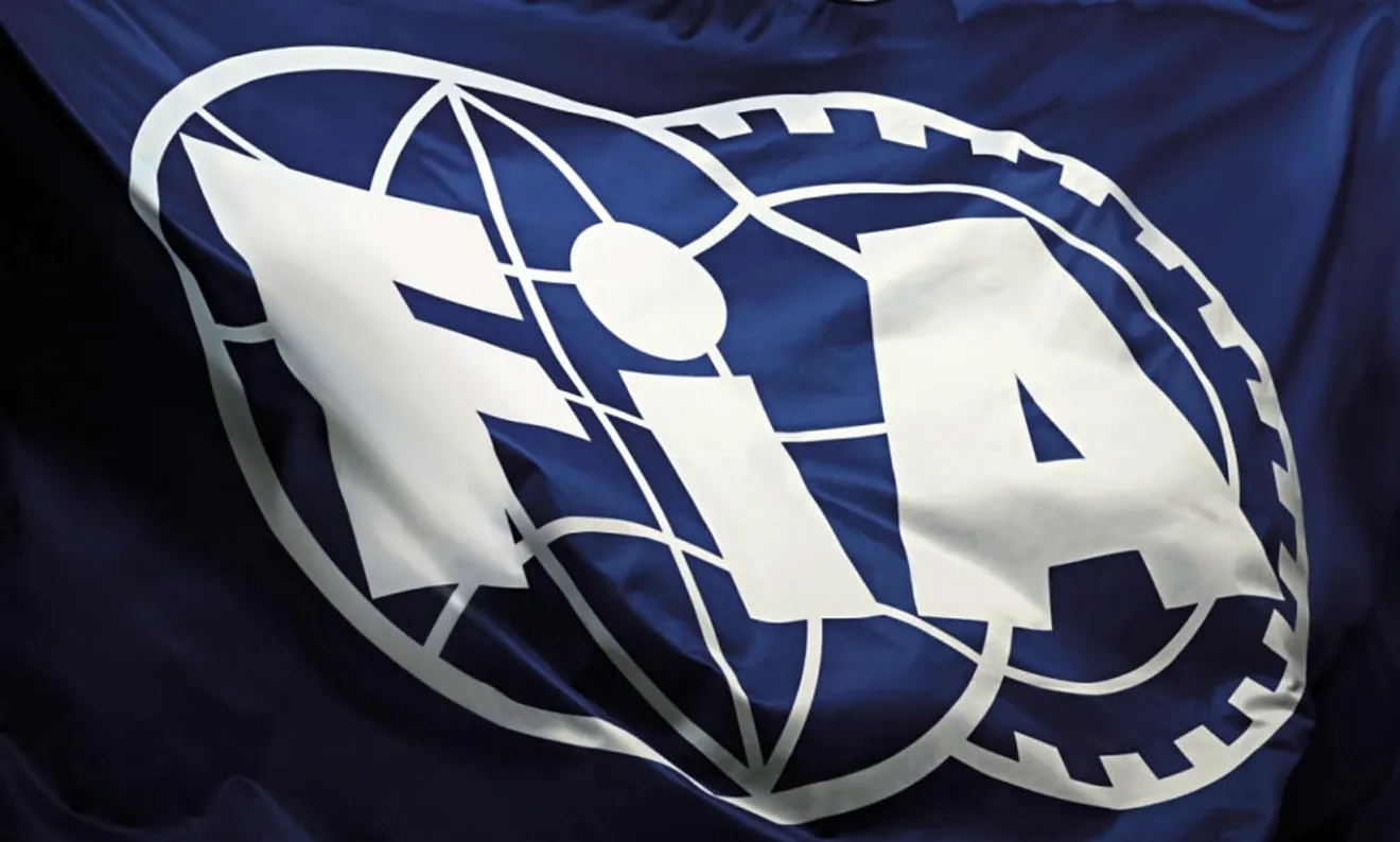 ¿Qué es la FIA y qué importancia tiene en el mundo del automóvil y las carreras de coches?