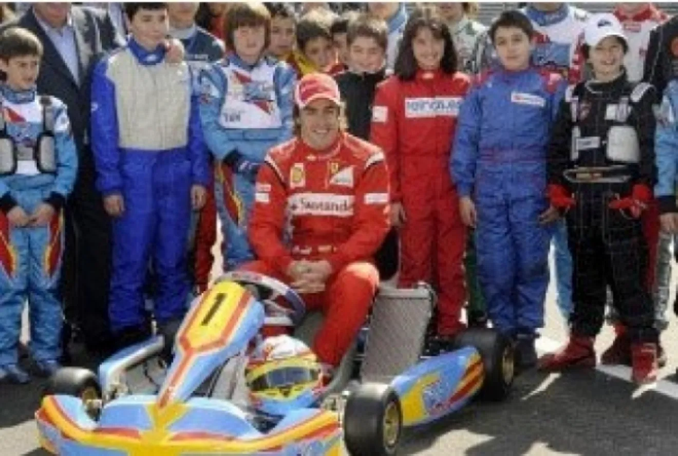 Alonso da las primeras vueltas a su circuito de karts ante 4000 personas