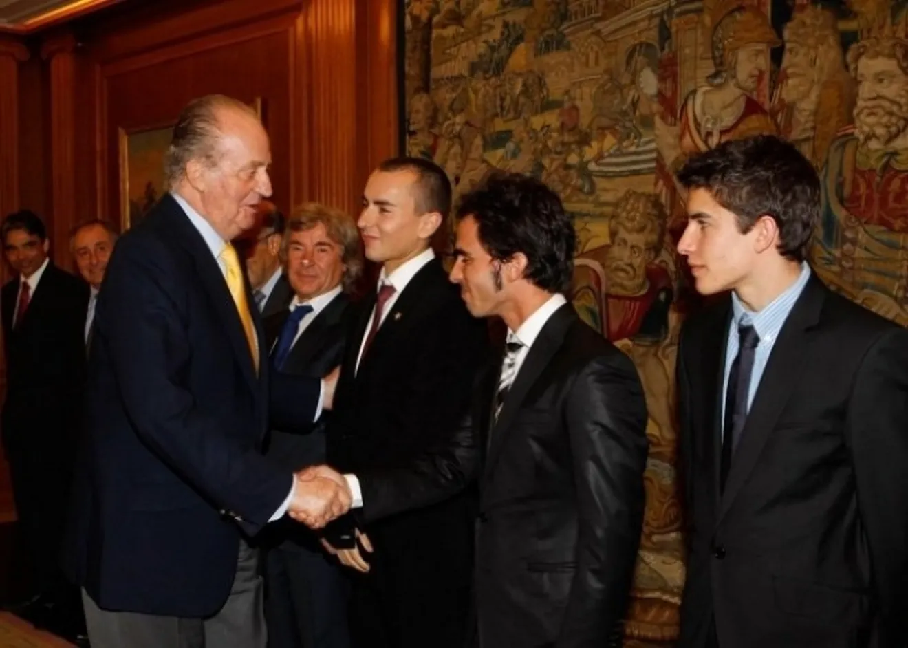 El Rey Juan Carlos I recibe a los campeones de motos