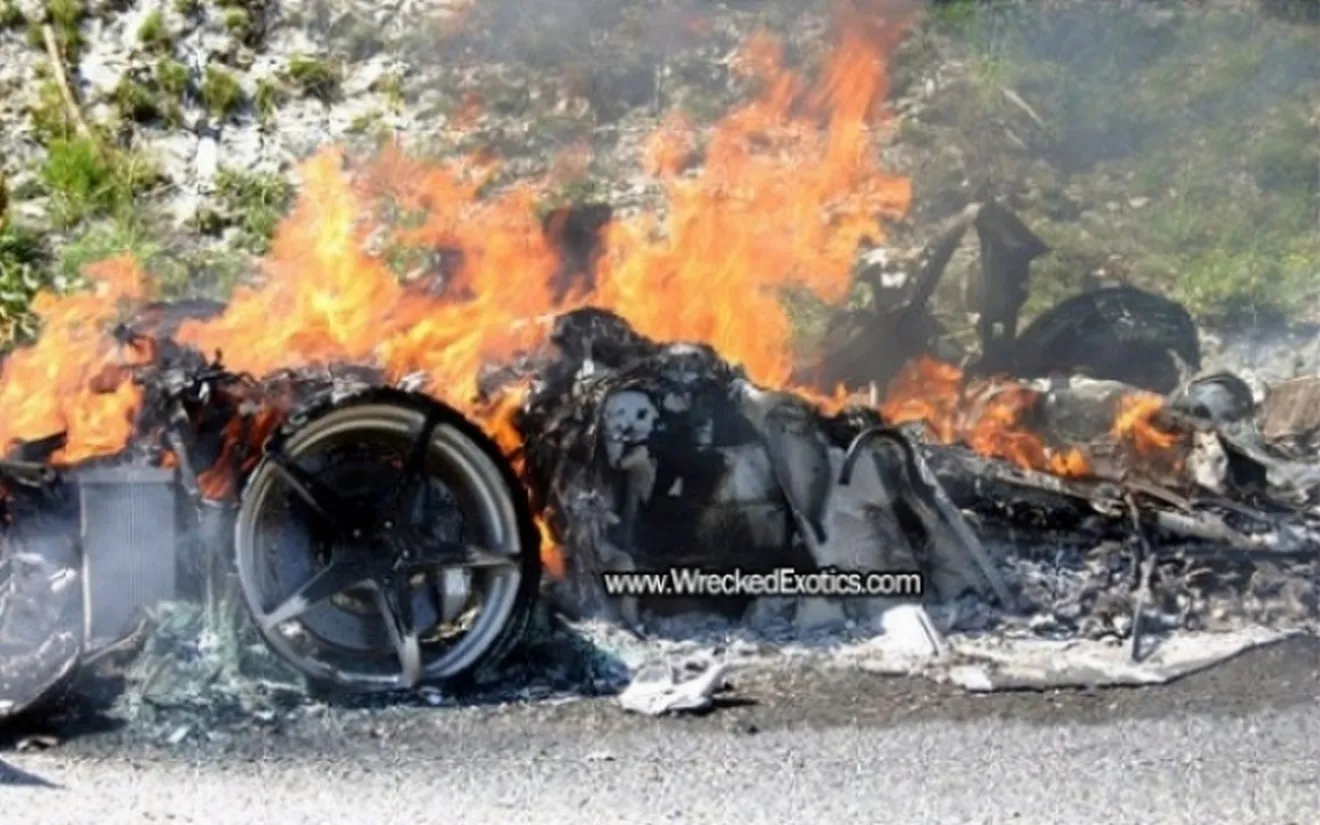 Ferrari 458 Italia destruido por las llamas