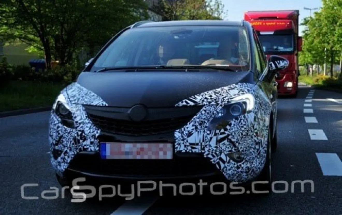 Imágenes espía del Opel Zafira 2012 con menos camuflaje que nunca