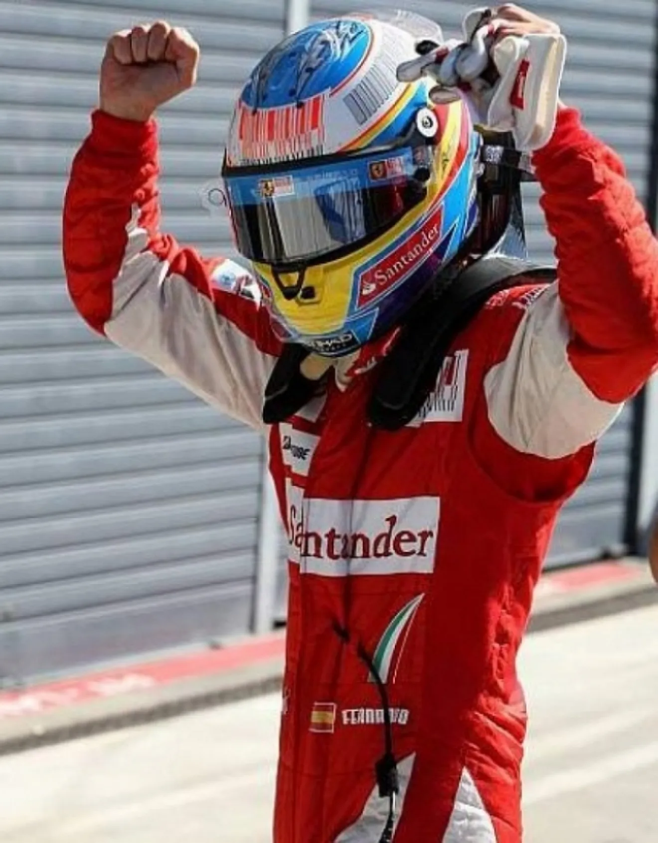Increíble primera pole de Alonso vestido de rojo