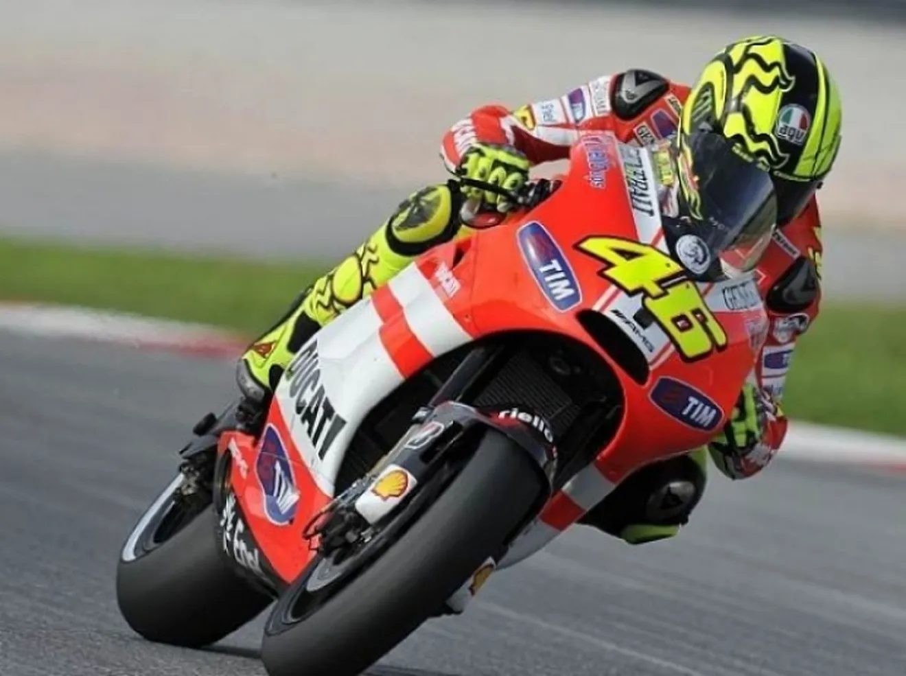 Rossi tiene que cambiar su estilo de pilotaje por la Ducati