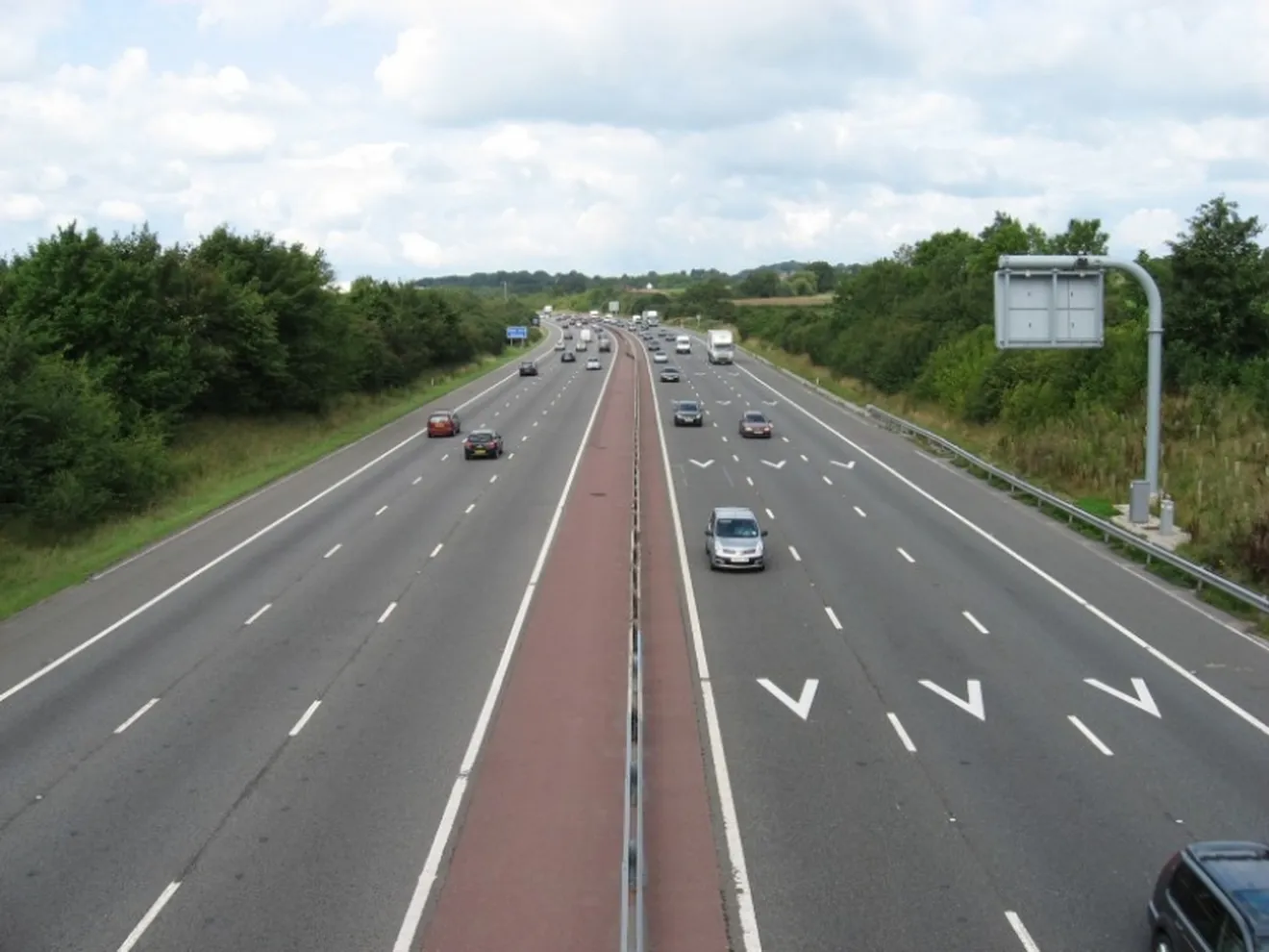 El Gobierno británico quiere elevar los límites de velocidad a 130 km/h