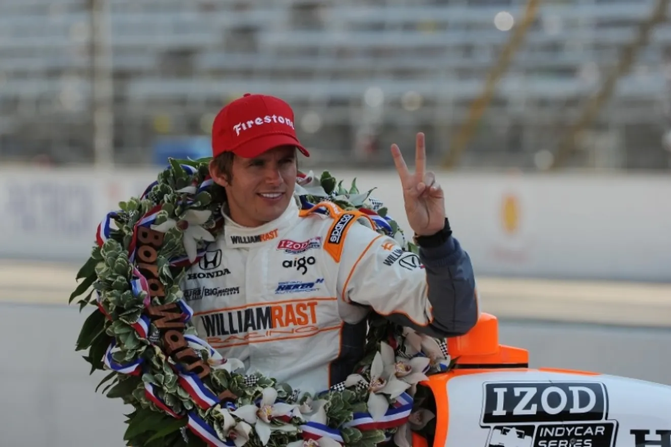 Dan Wheldon pierde la vida en un accidente en la IndyCar