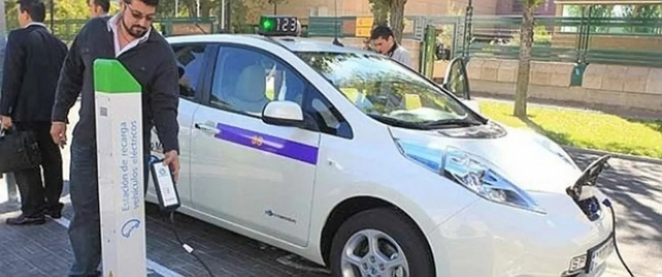 El primer Nissan Leaf taxi se estrena en Valladolid