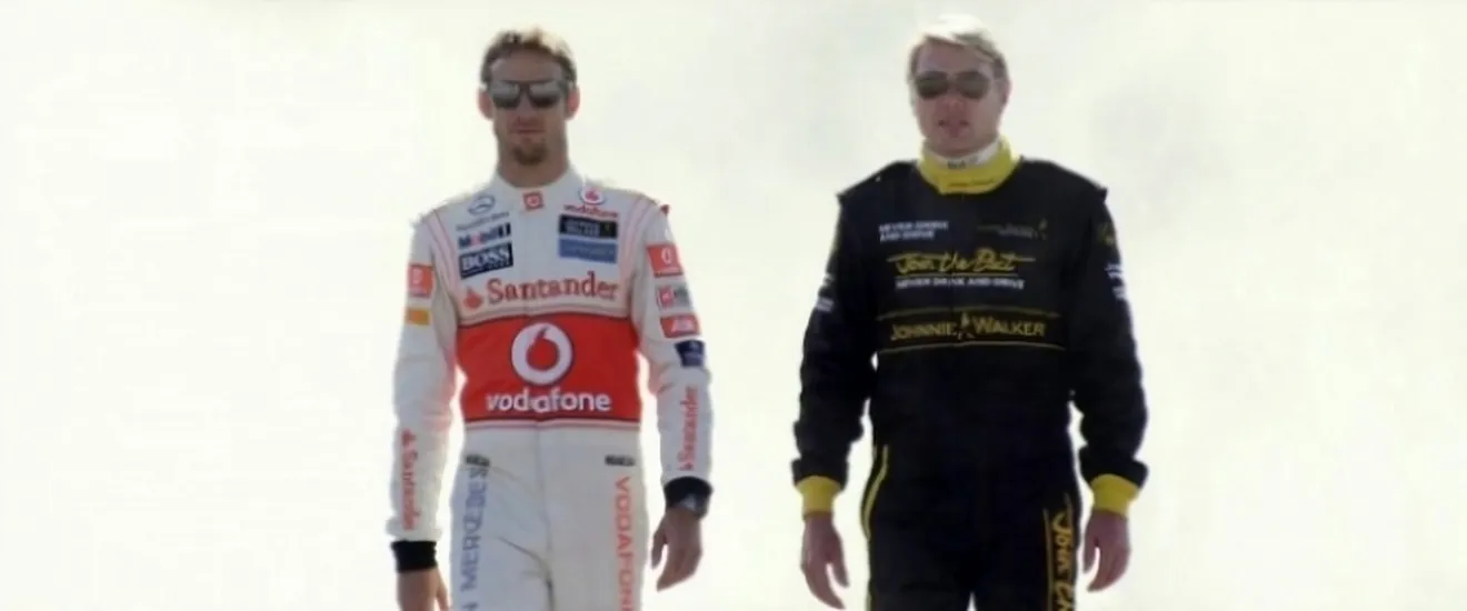 Jenson Button y Mika Hakkinen queman rueda
