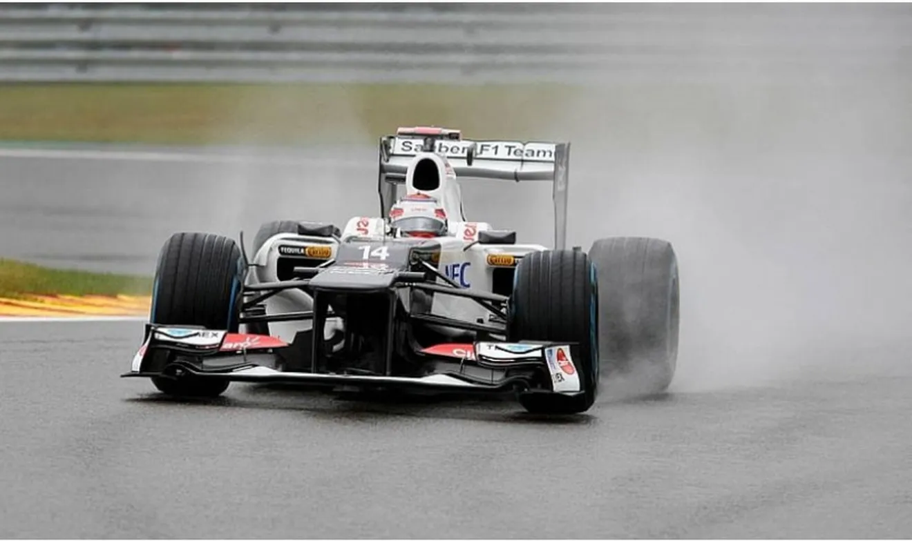 GP Bélgica 2012, Libres 1: la lluvia deja a Kobayashi como el hombre más rápido