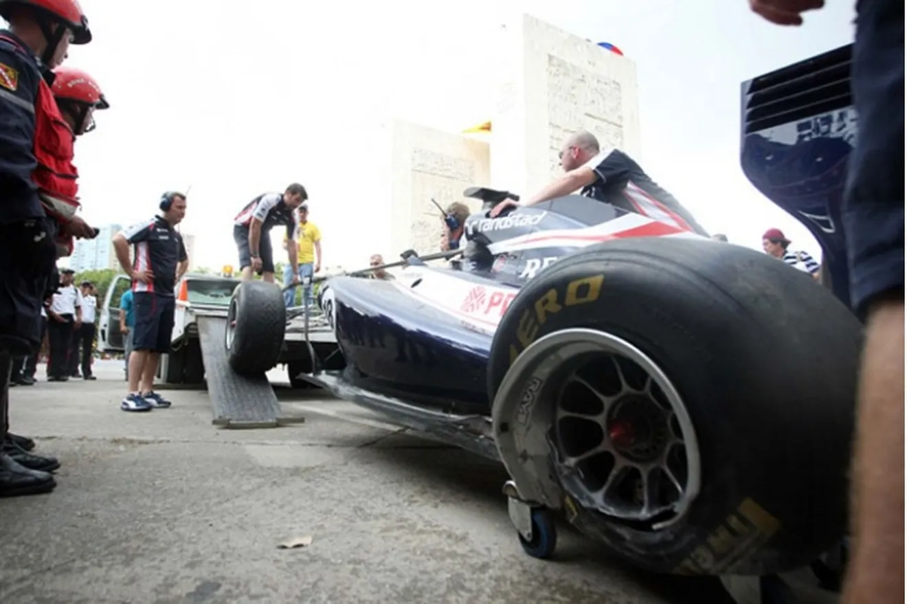 Maldonado rompe su Williams en una exhibición