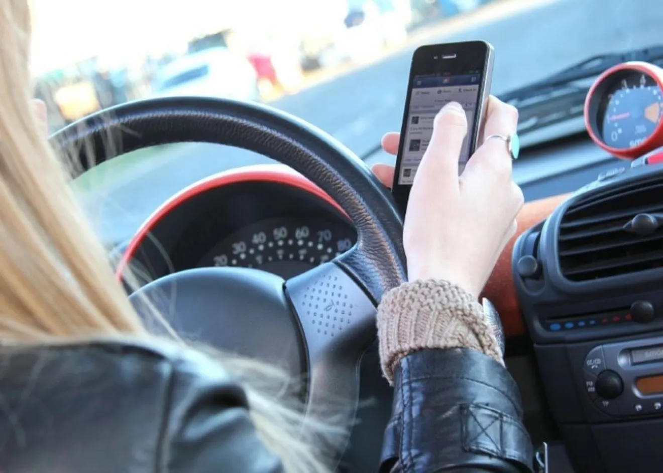 Los teléfonos móviles son un peligro para los conductores jóvenes