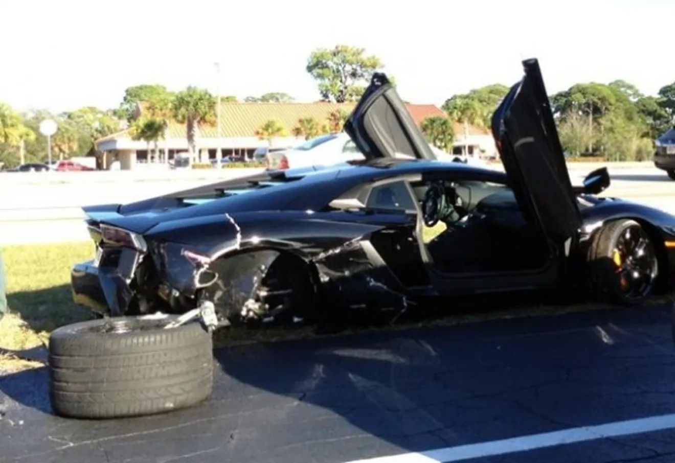 Un Lamborghini Aventador es destrozado por una mujer de 79 años
