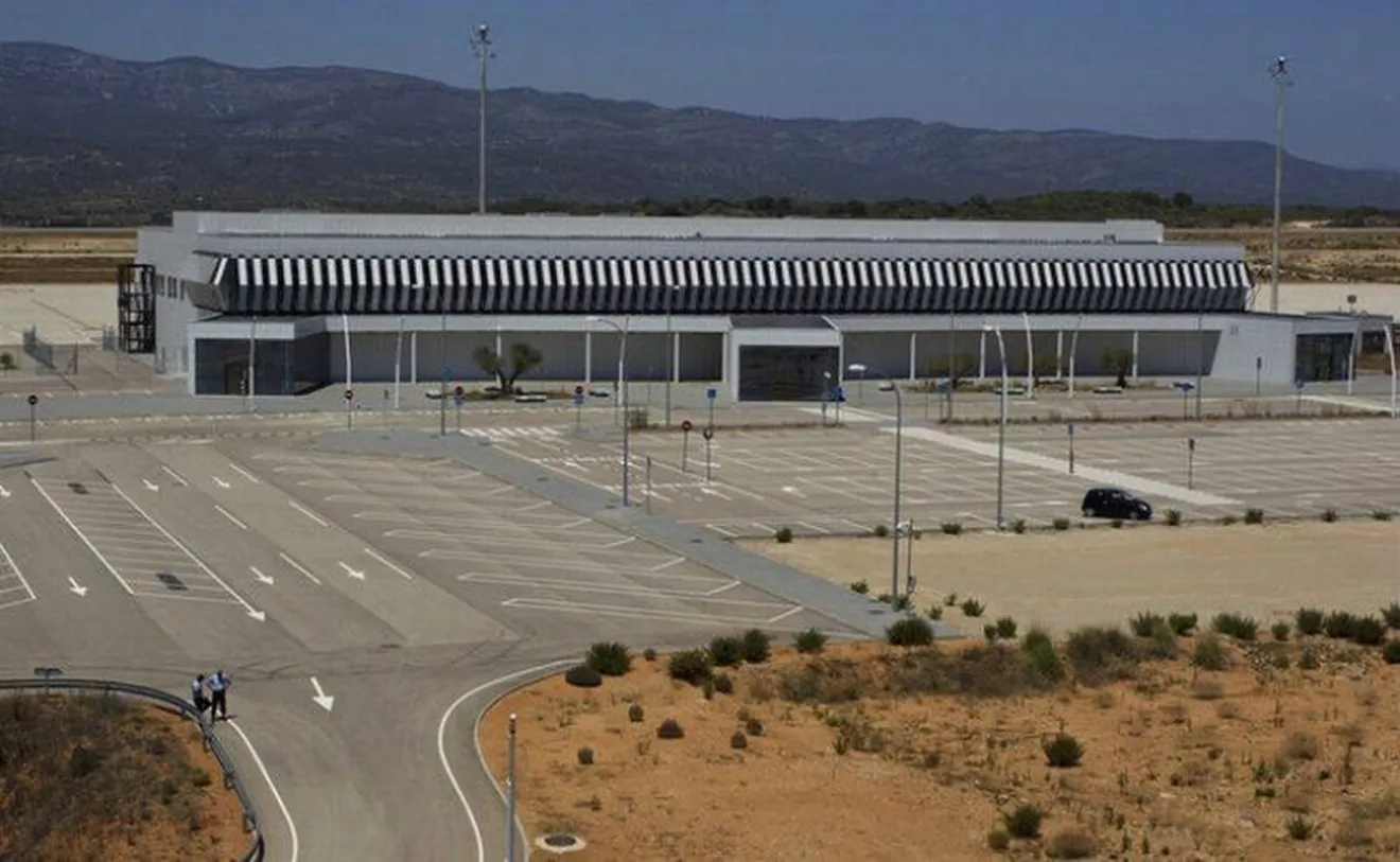 Video del coche de carreras pillado en el aeropuerto de Castellón 