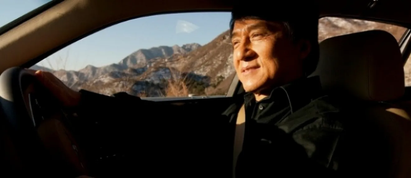 Jackie Chan se divierte como chófer de un Bentley Mulsanne