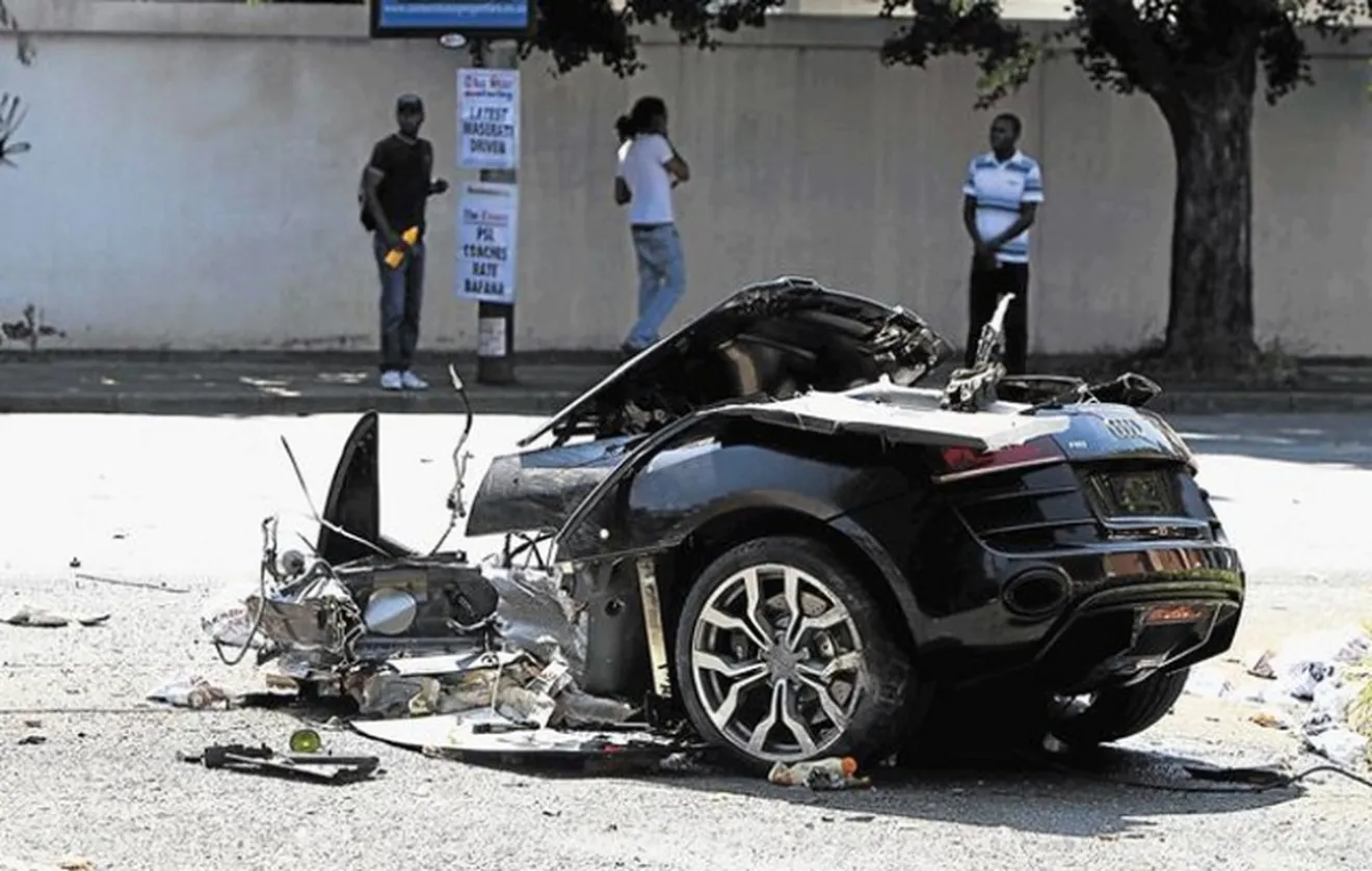 Un Audi R8 partido en dos en un extraño accidente
