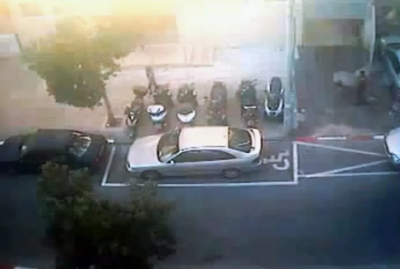 Pintan una plaza de minusválido alrededor de un coche bien aparcado y le multan