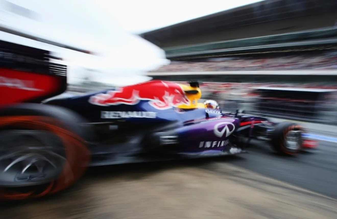 Vettel toma las riendas en los segundos libres en Montmeló