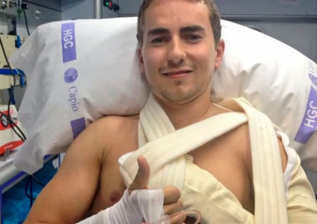 Jorge Lorenzo, operado de la clavícula con éxito en Barcelona después de dos horas en el quirófano