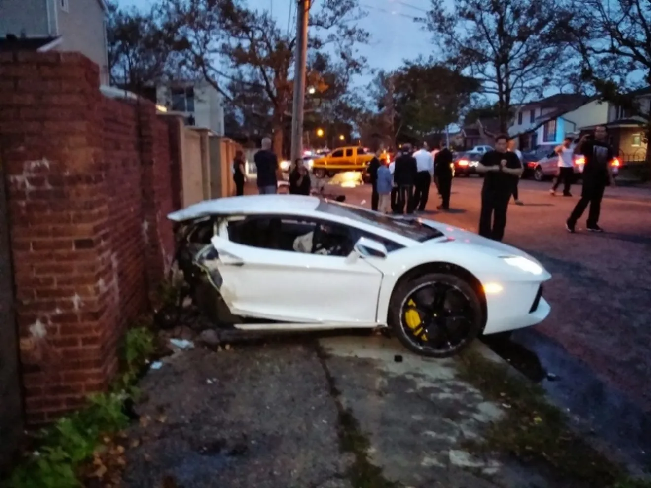 Un Lamborghini Aventador, partido en dos y completamente destrozado