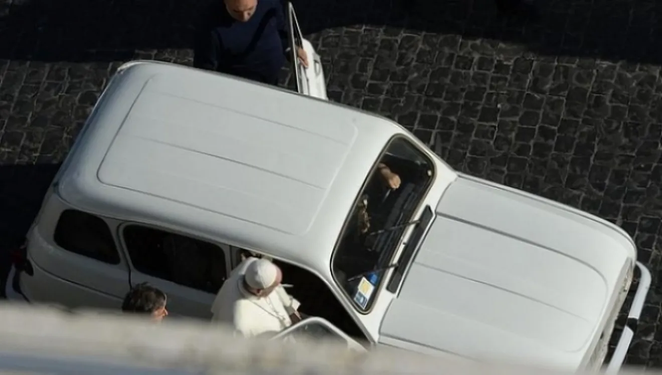 Un veterano Renault 4L, el nuevo coche del Papa Francisco