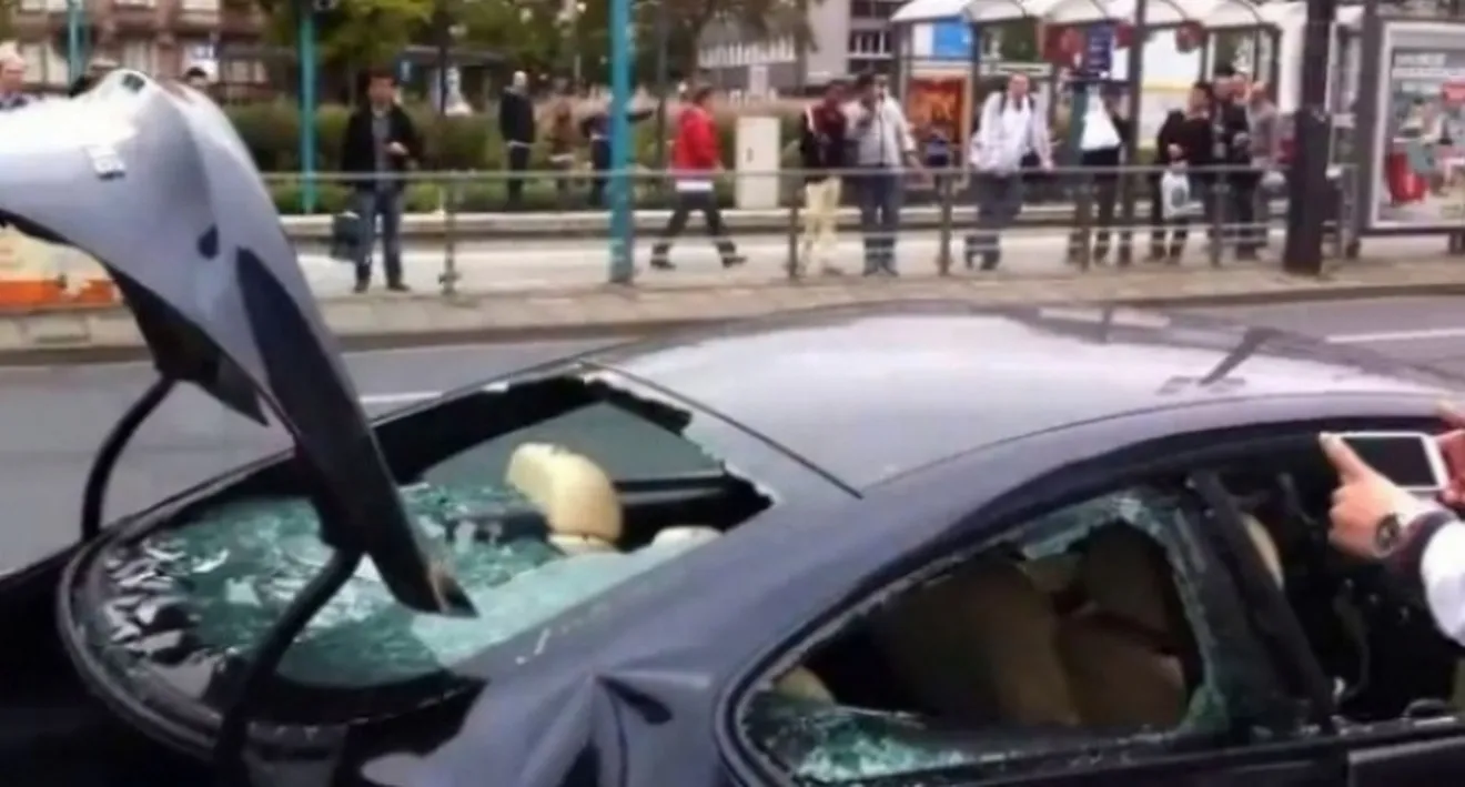 Un BMW M6, destrozado a golpes por su propietario en Frankfurt como protesta