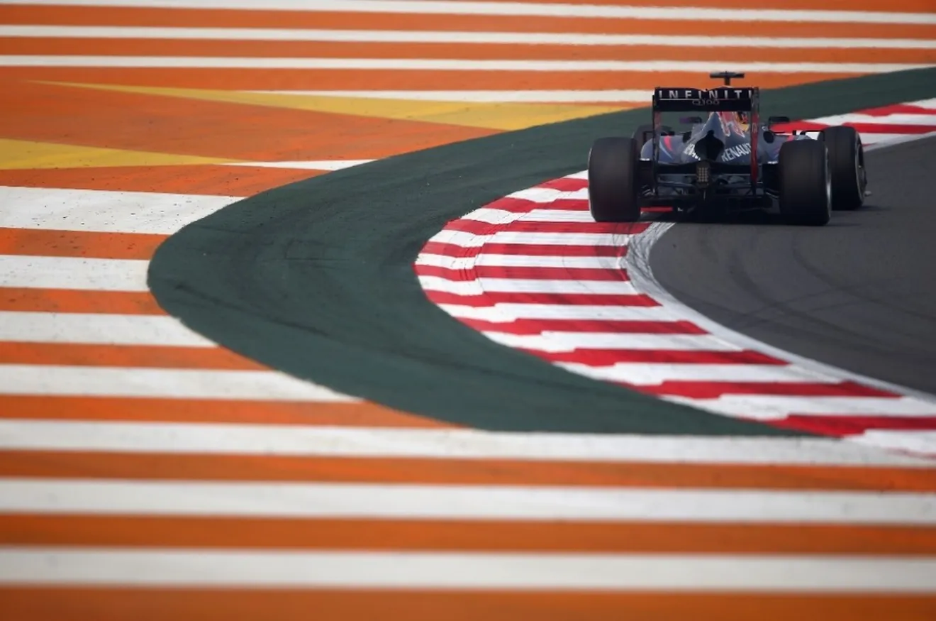 Vettel domina sin problemas en los primeros libres; Alonso rompe