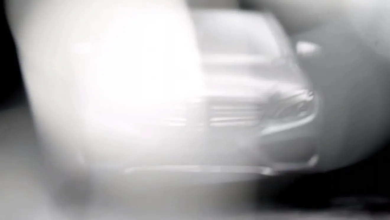 Mercedes muestra el primer teaser del nuevo Clase C