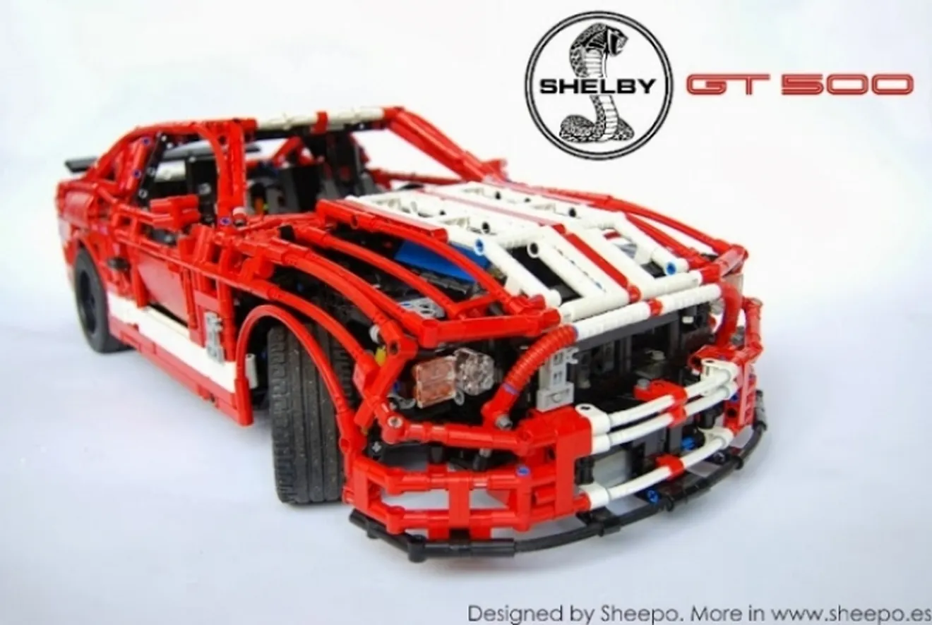 Un Ford Mustang Shelby GT500 a escala con piezas de LEGO
