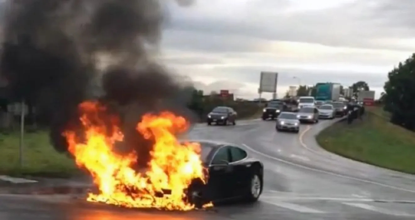 Un Tesla Model S, en llamas 