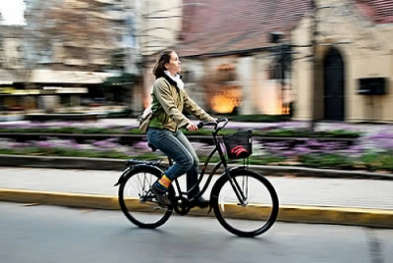 Video: una mujer en bicicleta por la autovía A6 de Madrid