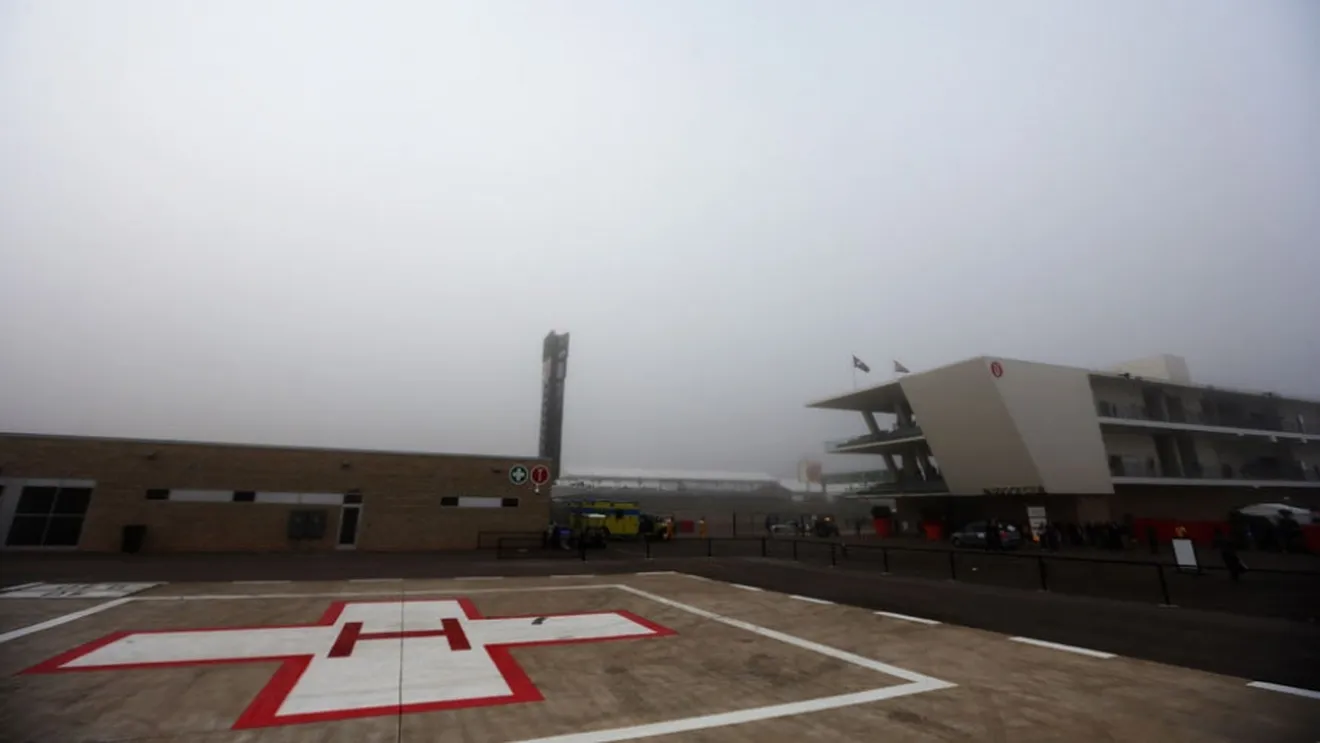 Alonso lidera unos libres 1 marcados por la niebla y el helicóptero médico