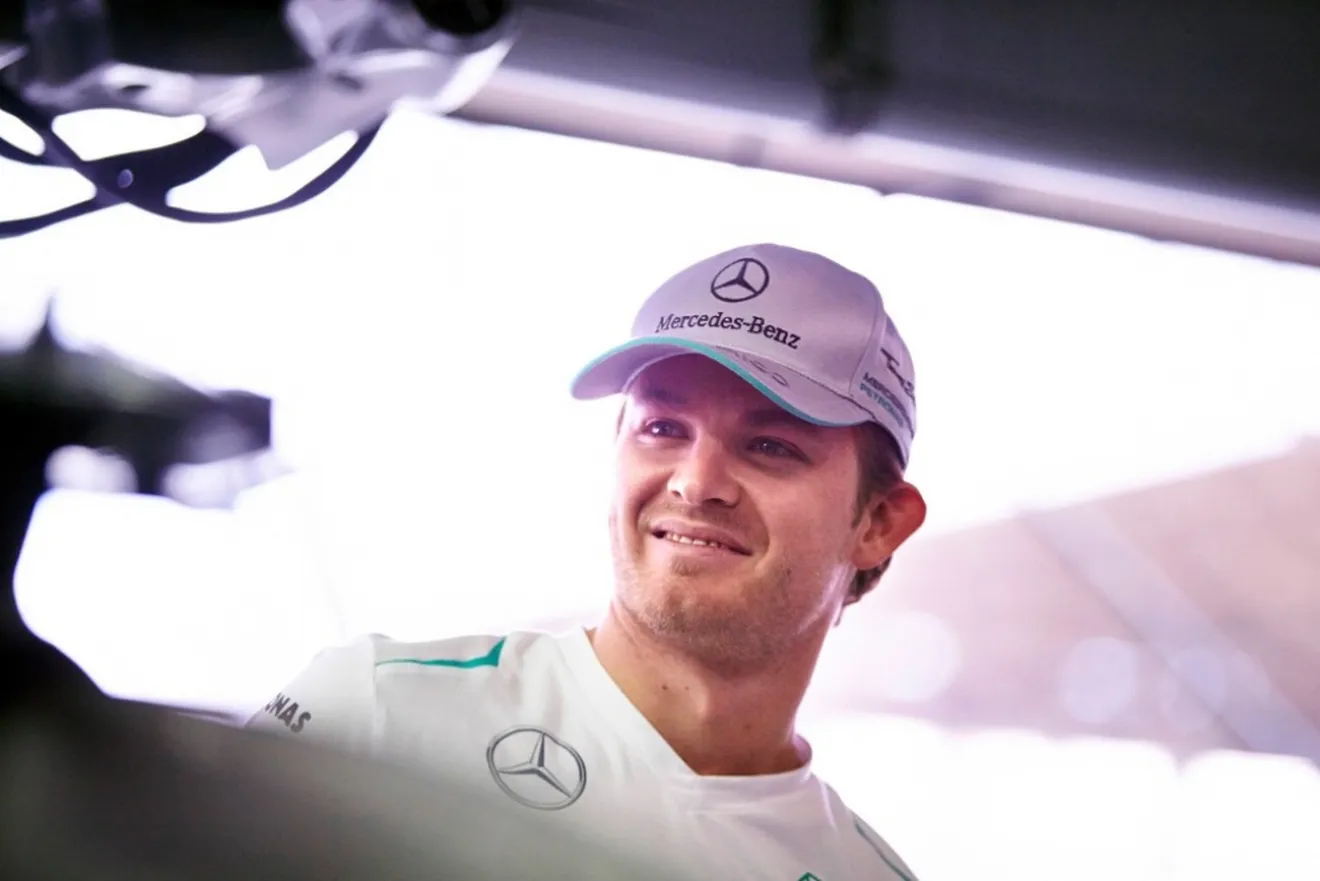 Rosberg lidera los libres 1 pasados por agua