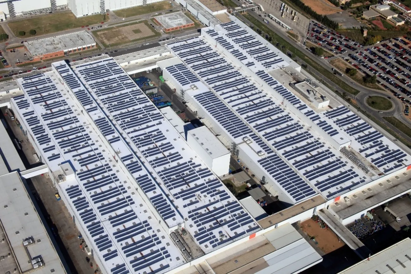 Seat inaugura en Martorell su proyecto mediambiental con 53.000 paneles solares
