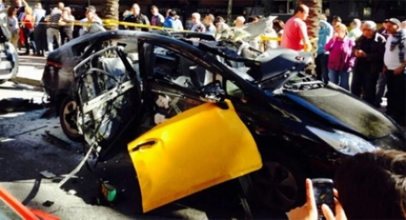 Un Toyota Prius taxi, convertido a GLP, sufre una explosión en Barcelona